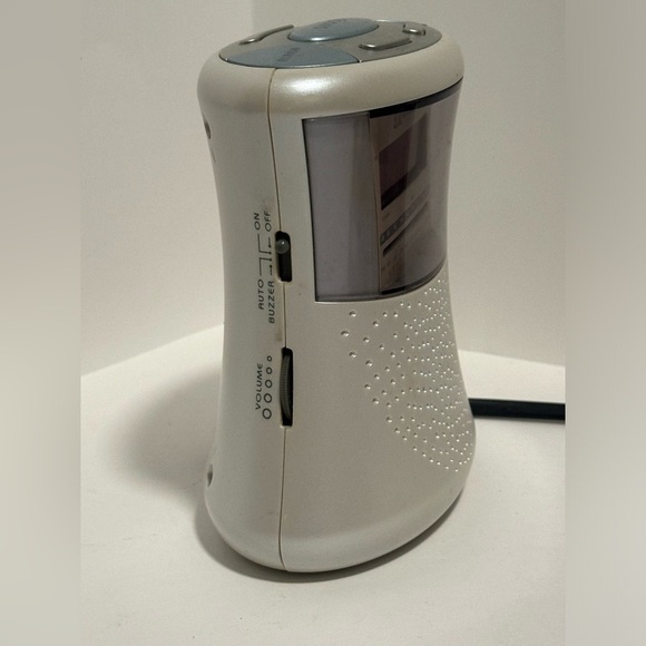 EMERSON Radio Alarm Clock AM/FM Radio Pearl
White Red LCD Display - Picture 2 of 9